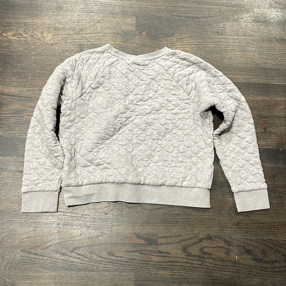Grey quilted crew neck Patagonia sweat shirt in size large. - Picture 5 of 7